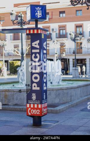 TORREJON DE ARDOZ, MADRID, SPANIEN - 20. JANUAR 2022: Virtueller Polizeiposten, Warnsystem zur Kommunikation der Bürger mit der örtlichen Polizei in der Stadt to Stockfoto