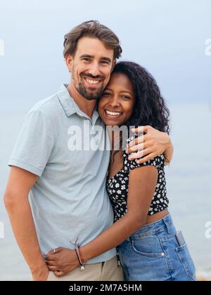 Junge heterosexuelle Paare, die lächeln und in die Kamera schauen. Konzept der Flitterwochen, valentinstag Stockfoto