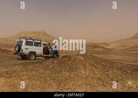 BAWITI, ÄGYPTEN - 5. FEBRUAR 2019: 4WD Fahrzeug in einer Wüste in der Nähe der Bahariya Oase, Ägypten Stockfoto