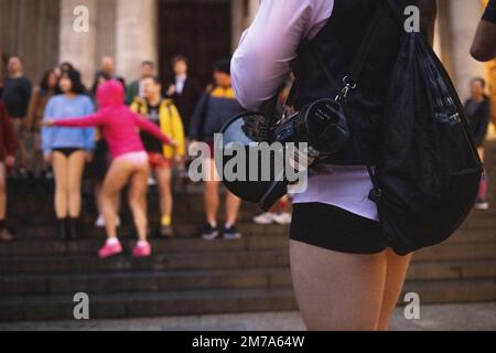 London, Großbritannien. 08. Januar 2023. Der Veranstalter der „U-Bahn ohne Hosen“ ist vor der St Paul Cathedral zu sehen. „No Housers Tube Ride“ kehrte nach London zurück, seit es 2020 aufgrund der COVID-Pandemie stattfand. Die Veranstaltung feiert in diesem Jahr ihr 10.-jähriges Jubiläum in London. (Foto: Hesther Ng/SOPA Images/Sipa USA) Guthaben: SIPA USA/Alamy Live News Stockfoto