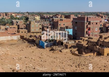 Alte und neue Häuser in Mut Stadt in Dakhla Oase, Ägypten Stockfoto