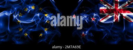 Flaggen der EU, der Europäischen Union gegen Neuseeland, Neuseeland. Rauchfahne nebeneinander auf schwarzem Hintergrund. Stockfoto