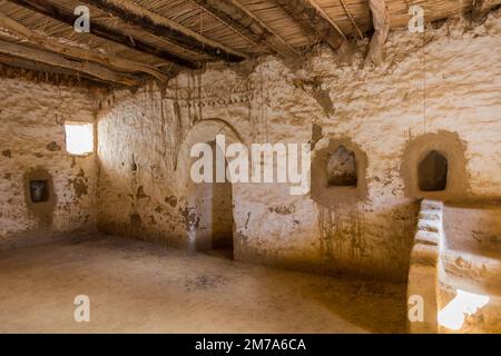 DAKHLA, ÄGYPTEN - 8. FEBRUAR 2019: Das Innere der Nasr el DIN Moschee im Dorf Al Qasr in der Oase Dakhla, Ägypten Stockfoto