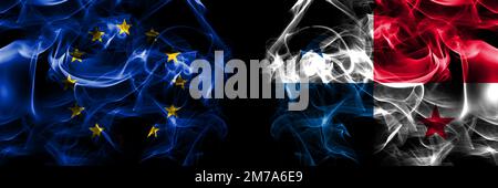 Flaggen der EU, Europäische Union gegen Panama. Rauchfahne nebeneinander auf schwarzem Hintergrund. Stockfoto