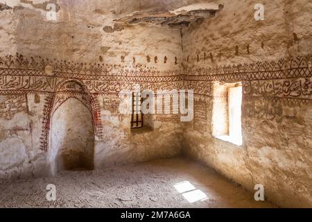 DAKHLA, ÄGYPTEN - 8. FEBRUAR 2019: Das Innere der Nasr el DIN Moschee im Dorf Al Qasr in der Oase Dakhla, Ägypten Stockfoto