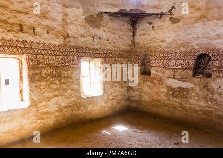 DAKHLA, ÄGYPTEN - 8. FEBRUAR 2019: Das Innere der Nasr el DIN Moschee im Dorf Al Qasr in der Oase Dakhla, Ägypten Stockfoto