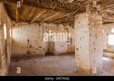 DAKHLA, ÄGYPTEN - 8. FEBRUAR 2019: Das Innere der Nasr el DIN Moschee im Dorf Al Qasr in der Oase Dakhla, Ägypten Stockfoto