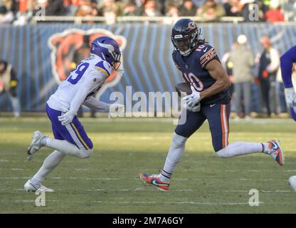 Chicago, Usa. 08. Januar 2023. Chicago Bears Wide Receiver Chase Claypool (10) schlägt am Sonntag, den 8. Januar 2023, gegen die Minnesota Vikings im Soldier Field in Chicago. Die Wikinger gewannen 29:13. Foto von Mark Black/UPI Credit: UPI/Alamy Live News Stockfoto