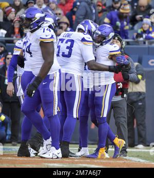 Chicago, Usa. 08. Januar 2023. Minnesota Vikings feiern Alexander Mattisons Touchdown im dritten Quartal gegen die Chicago Bears am Soldier Field in Chicago am Sonntag, den 8. Januar 2023. Die Wikinger gewannen 29:13. Foto von Mark Black/UPI Credit: UPI/Alamy Live News Stockfoto