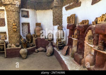 DAKHLA, ÄGYPTEN - 8. FEBRUAR 2019: Das Innere des Ethnographischen Museums im Dorf Al Qasr in der Oase Dakhla, Ägypten Stockfoto