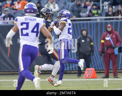 Chicago, Usa. 08. Januar 2023. Minnesota Vikings Cornerback Duke Shelley (20) fängt den Pass für den Chicago Bears Wide Receiver Chase Claypool (10) im Soldier Field in Chicago am Sonntag, den 8. Januar 2023 ab. Die Wikinger gewannen 29:13. Foto von Mark Black/UPI Credit: UPI/Alamy Live News Stockfoto