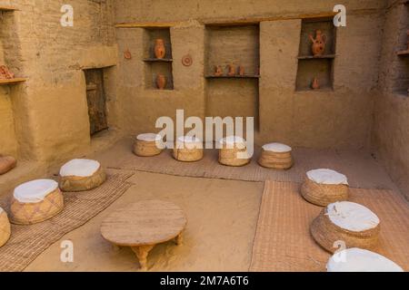 DAKHLA, ÄGYPTEN - 8. FEBRUAR 2019: Traditionelles Café im Dorf Al Qasr in der Oase Dakhla, Ägypten Stockfoto