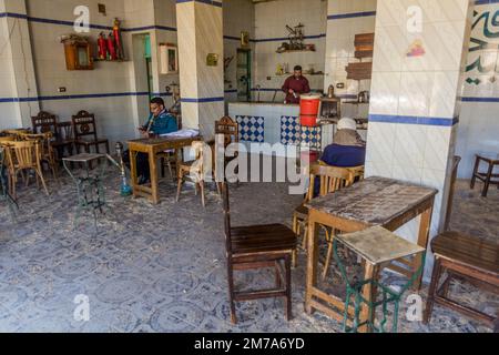 DAKHLA, ÄGYPTEN - 9. FEBRUAR 2019: Inneneinrichtung eines Cafés in Mut Stadt in Dakhla Oase, Ägypten Stockfoto