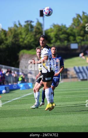 8. Januar 2023; Campbelltown Stadium, Sydney, NSW, Australien: A-League Fußball, MacArthur FC gegen Newcastle Jets; Daniel Arzani vom MacArthur FC leitet den Ball zu seinem Verteidiger Stockfoto