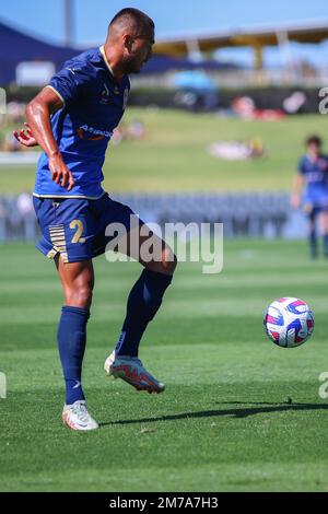 8. Januar 2023; Campbelltown Stadium, Sydney, NSW, Australien: A-League Fußball, MacArthur FC gegen Newcastle Jets; Dane Ingham von Newcastle Jets kontrolliert den Ball Stockfoto