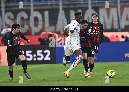 Mailand, Italien. 08. Januar 2023. Sandro Tonali (Mailand)Tammy Abraham (Roma) Brahim Diaz (Mailand)Alexis Saelemaekers (Mailand) während des italienischen Spiels „Serie A“ zwischen Mailand 2-2 Roma am 08. Januar 2023 im Giuseppe Meazza Stadion in Mailand, Italien. Kredit: Maurizio Borsari/AFLO/Alamy Live News Kredit: Aflo Co Ltd./Alamy Live News Stockfoto