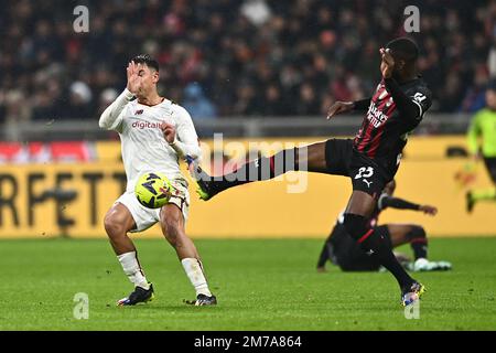 Mailand, Italien. 08. Januar 2023. Paulo Dybala (Roma)Fikayo Tomori (Mailand) beim Spiel der italienischen „Serie A“ zwischen Mailand 2-2 Roma im Giuseppe Meazza Stadion am 08. Januar 2023 in Mailand, Italien. Kredit: Maurizio Borsari/AFLO/Alamy Live News Kredit: Aflo Co Ltd./Alamy Live News Stockfoto