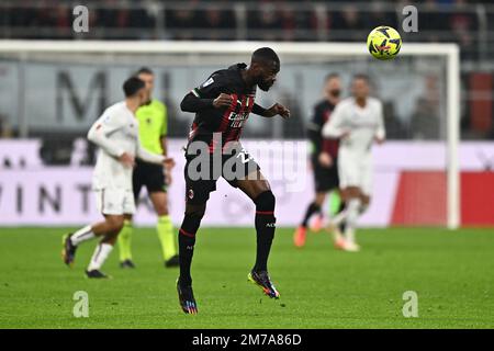 Mailand, Italien. 08. Januar 2023. Fikayo Tomori (Mailand) beim Spiel der italienischen „Serie A“ zwischen Mailand 2-2 Roma im Giuseppe Meazza Stadion am 08. Januar 2023 in Mailand, Italien. Kredit: Maurizio Borsari/AFLO/Alamy Live News Kredit: Aflo Co Ltd./Alamy Live News Stockfoto