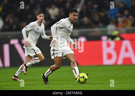 Mailand, Italien. 08. Januar 2023. Paulo Dybala (Roma) beim Spiel der italienischen „Serie A“ zwischen Mailand 2-2 Roma im Giuseppe Meazza Stadion am 08. Januar 2023 in Mailand, Italien. Kredit: Maurizio Borsari/AFLO/Alamy Live News Kredit: Aflo Co Ltd./Alamy Live News Stockfoto