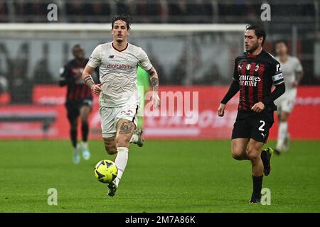 Mailand, Italien. 08. Januar 2023. Nicolo Zaniolo (Roma)Davide Calabria (Mailand) während des Spiels der italienischen „Serie A“ zwischen Mailand 2-2 Roma im Giuseppe Meazza Stadion am 08. Januar 2023 in Mailand, Italien. Kredit: Maurizio Borsari/AFLO/Alamy Live News Kredit: Aflo Co Ltd./Alamy Live News Stockfoto