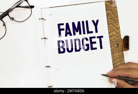 Familienbudget. Eine Textbeschriftung im Planungsnotizbuch. Optimierung der finanziellen Aufwendungen für das Leben. Stockfoto