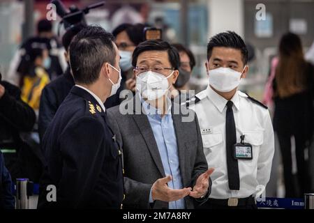 John Lee Ka-chiu, Chief Executive in Hongkong, inspizierte den Grenzkontrolldienst zwischen Shenzhen, China und Hongkong, nachdem Lok Mau Chau seinen Grenzdienst wieder aufgenommen hatte. Futian Port/Lok Ma Chau Spur Line Control Point und Lok Ma Chau Station, die Shenzhen, China, verbinden, nahmen ihren grenzüberschreitenden Dienst wieder auf und begrüßten erstmals in drei Jahren nach der COVID-19-Pandemie am 8. Januar Vormittag die erste Charge grenzüberschreitender Passagiere. Im Rahmen der Wiederaufnahme der normalisierten Grenzkontrollen zwischen China und Hongkong. Stockfoto