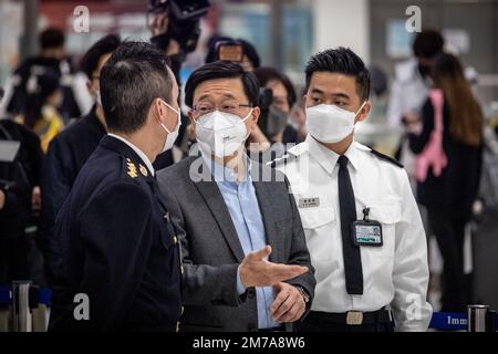 John Lee Ka-chiu, Chief Executive in Hongkong, inspizierte den Grenzkontrolldienst zwischen Shenzhen, China und Hongkong, nachdem Lok Mau Chau seinen Grenzdienst wieder aufgenommen hatte. Futian Port/Lok Ma Chau Spur Line Control Point und Lok Ma Chau Station, die Shenzhen, China, verbinden, nahmen ihren grenzüberschreitenden Dienst wieder auf und begrüßten erstmals in drei Jahren nach der COVID-19-Pandemie am 8. Januar Vormittag die erste Charge grenzüberschreitender Passagiere. Im Rahmen der Wiederaufnahme der normalisierten Grenzkontrollen zwischen China und Hongkong. Stockfoto