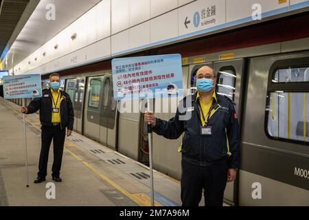 Hongkong, Hongkong. 08. Januar 2023. Das MTR-Personal hält Schilder mit den COVID-19-Einreiseanforderungen für Bürger Hongkongs, die auf dem Bahnsteig nach China einreisen. Futian Port/Lok Ma Chau Spur Line Control Point und Lok Ma Chau Station, die Shenzhen, China, verbinden, nahmen ihren grenzüberschreitenden Dienst wieder auf und begrüßten erstmals in drei Jahren nach der COVID-19-Pandemie am 8. Januar Vormittag die erste Charge grenzüberschreitender Passagiere. Im Rahmen der Wiederaufnahme der normalisierten Grenzkontrollen zwischen China und Hongkong. (Foto: Alex Chan/SOPA Images/Sipa USA) Guthaben: SIPA USA/Alamy Live News Stockfoto