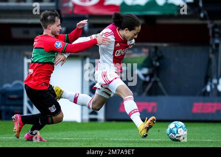 NIJMEGEN, NIEDERLANDE - JANUAR 8: Dirk eigentliche N.E.C. Nijmegen fordert Kian Fitz-Jim von Ajax während des niederländischen Eredivisie-Spiels zwischen N.E.C. heraus Nijmegen und Ajax im Goffertstadion am 8. Januar 2023 in Nijmegen, Niederlande (Foto von Rene Nijhuis/Orange Pictures). Kredit: Orange Pics BV/Alamy Live News Stockfoto