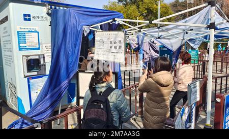 Menschen nehmen ihre letzten kostenlosen Nukleinsäureproben an einem Kiosk in Shanghai, China, 7. Januar 2023. Ab Januar 8, zusätzlich zum Personal o Stockfoto