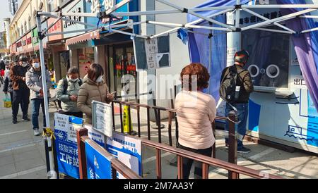 Menschen nehmen ihre letzten kostenlosen Nukleinsäureproben an einem Kiosk in Shanghai, China, 7. Januar 2023. Ab Januar 8, zusätzlich zum Personal o Stockfoto
