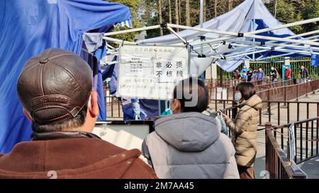 Menschen nehmen ihre letzten kostenlosen Nukleinsäureproben an einem Kiosk in Shanghai, China, 7. Januar 2023. Ab Januar 8, zusätzlich zum Personal o Stockfoto