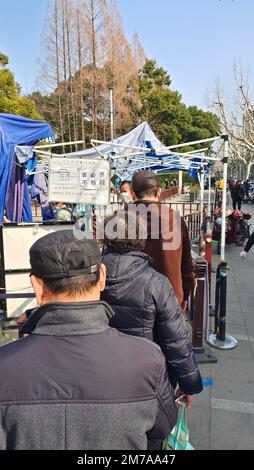 Menschen nehmen ihre letzten kostenlosen Nukleinsäureproben an einem Kiosk in Shanghai, China, 7. Januar 2023. Ab Januar 8, zusätzlich zum Personal o Stockfoto