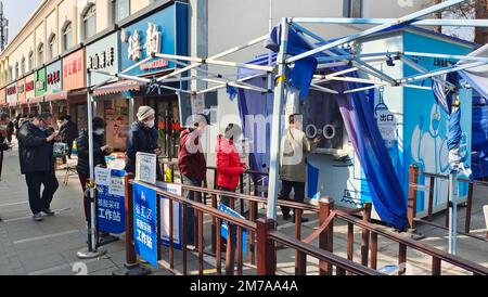 Menschen nehmen ihre letzten kostenlosen Nukleinsäureproben an einem Kiosk in Shanghai, China, 7. Januar 2023. Ab Januar 8, zusätzlich zum Personal o Stockfoto
