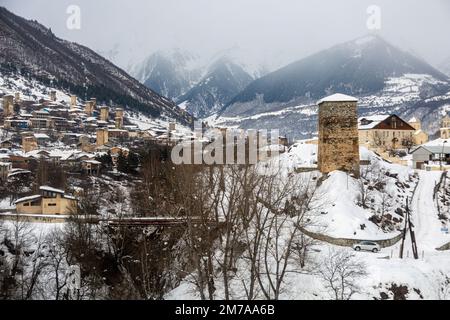 Blick auf die Stadt Mestia, umgeben von nebligen Bergen, Svaneti, Kaukasus Stockfoto