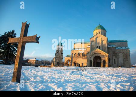 Die Kathedrale von Bagrati ist eine Kathedrale aus dem 11. Jahrhundert in der Stadt Kutaisi, in der Imereti-Region von Georgien. Ein Meisterwerk des mittelalterlichen georgianischen Architekten Stockfoto