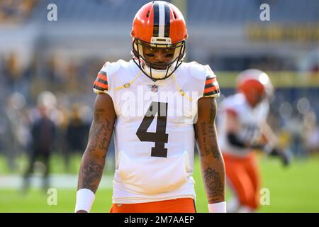 Pittsburgh, Pennsylvania, USA. 8. Januar 2023. 8. Januar 2023 Cleveland Browns Quarterback Deshaun Watson (4) bei den Warm-ups vor dem Spiel bei Pittsburgh Steelers vs Cleveland Browns in Pittsburgh, Pennsylvania. Jake Mysliwczyk/BMR (Kredit: © Jake Mysliwczyk/BMR via ZUMA Press Wire) Kredit: ZUMA Press, Inc./Alamy Live News Stockfoto