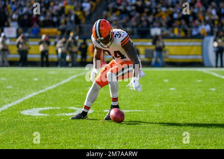 Pittsburgh, Pennsylvania, USA. 8. Januar 2023. 8. Januar 2023 Cleveland Browns Running Back Jerome Ford (34) lässt den Ball während der Eröffnungsfeier bei Pittsburgh Steelers vs. Cleveland Browns in Pittsburgh, Pennsylvania, fallen. Jake Mysliwczyk/BMR (Kredit: © Jake Mysliwczyk/BMR via ZUMA Press Wire) Kredit: ZUMA Press, Inc./Alamy Live News Stockfoto