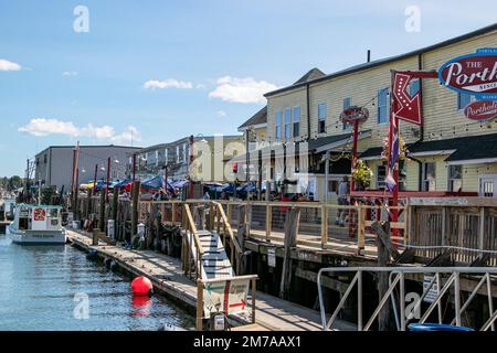 USA; Maine; Portland; Harbor and Bay; Wharf; wharf, Wharves, CustomsHouse Wharf, Porthole Restaurant Stockfoto