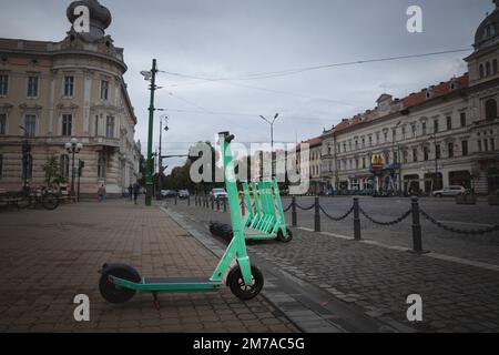 Bild eines elektrischen Rollers auf den Straßen von Arad mit dem Logo von Bolt. Bolt ist ein estnisches Mobilitätsunternehmen, das Mietfahrzeuge, Microm, anbietet Stockfoto