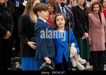 Washington, Vereinigte Staaten Von Amerika. 06. Januar 2023. Logan Evans und Abigail Evans, Kinder der USA Capitol Police Officer William „Billy“ Evans nehmen an einer parteiübergreifenden Gedenkfeier zum zweiten Jahrestag des Angriffs auf das US Capitol in Washington, DC, am Freitag, den 6. Januar 2023, am 6. Januar 2021 Teil. Guthaben: Rod Lamkey/CNP/Sipa USA (EINSCHRÄNKUNG: KEINE New York oder New Jersey Zeitungen oder Zeitungen im Umkreis von 75 Meilen von New York City) Guthaben: SIPA USA/Alamy Live News Stockfoto