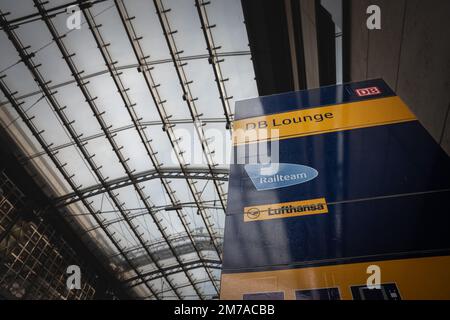 Bild eines Schildes mit dem Logo „Railteam“ am Eingang der DB-Lounge im Kölner Hbf-Bahnhof köln in Deutschland. Railteam B.V. ist ein geschlossenes Unternehmen Stockfoto