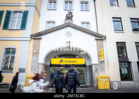 Bild eines Schildes mit dem Logo der Deutschen Postbank auf ihrem Büro im Zentrum von Bonn, Deutschland. Die Postbank ist der Retail-Banking-Bereich der Deutschen Bank Stockfoto