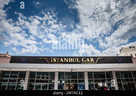 Bild der Hauptfassade des bahnhofs istanbul sirkeci. Der Bahnhof Sirkeci, der auf der Karte als Bahnhof Istanbul aufgeführt ist, ist eine Eisenbahnstation Stockfoto