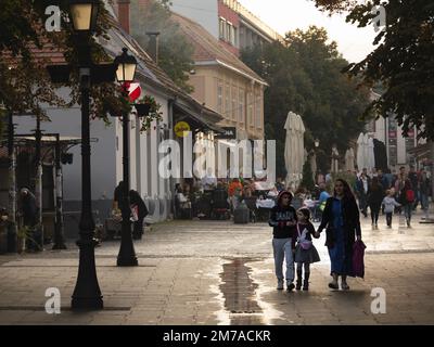 Bild einer Familie, die auf der Gospodska Ulica von Zemun in Belgrad, Serbien, spaziert. Zemun ist eine Gemeinde in der Stadt Belgrad. Zemun war ein Separator Stockfoto