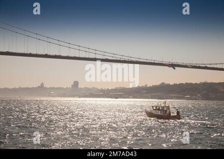 Bild eines Polizeibootes der türkischen Polizei, das auf dem marmara-Meer patrouilliert, auf der bosporus-Geraden in Istanbul, Türkei. Die Türkische Polizei Für Stockfoto