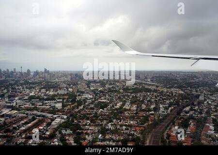 Luftaufnahme von Sydney aus einem Flugzeug während der Landung. Stockfoto