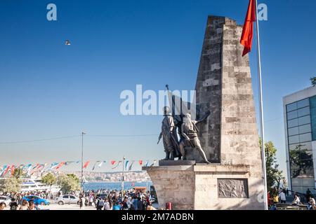 Bild des Denkmals, das Barbaros Hayrddin Pasa in Besiktas, Istanbul gewidmet ist. Das Barbaros Monument ist ein Bronzeguss-Monument, das in Barbaros Par errichtet wurde Stockfoto