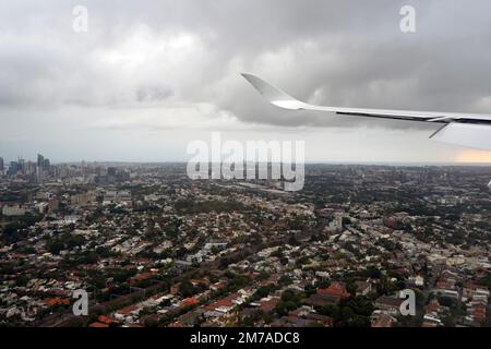 Luftaufnahme von Sydney aus einem Flugzeug während der Landung. Stockfoto