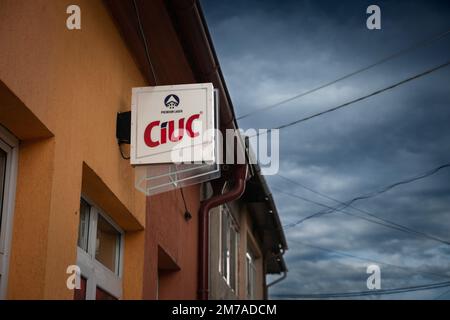 Bild eines Schildes mit dem Logo von Ciuc auf einer lokalen Einzelhandelsbar im Zentrum von Timisoara, Rumänien. Ciuc ist eine Marke von Bier vom Typ Lager, das von t hergestellt wird Stockfoto